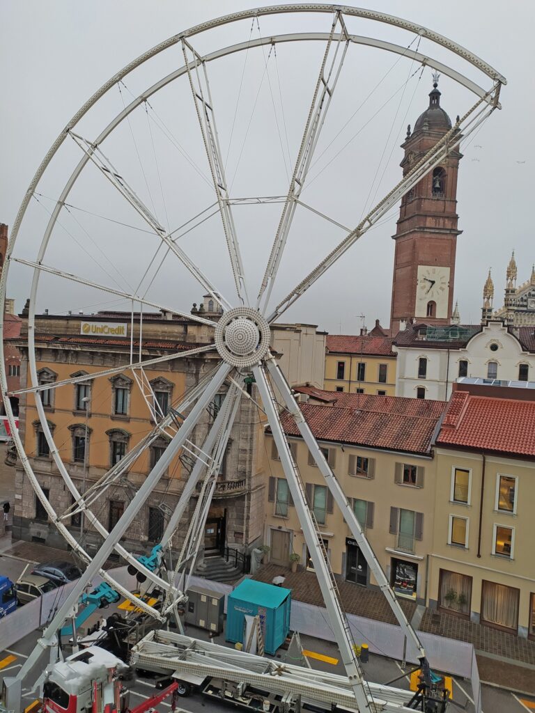 Monza ruota panoramica in allestimento in piazza IV Novembre