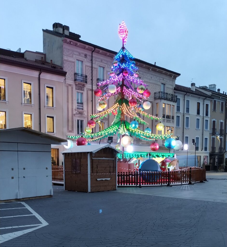 Insieme a Natale in allestimento - foto Comune di Monza