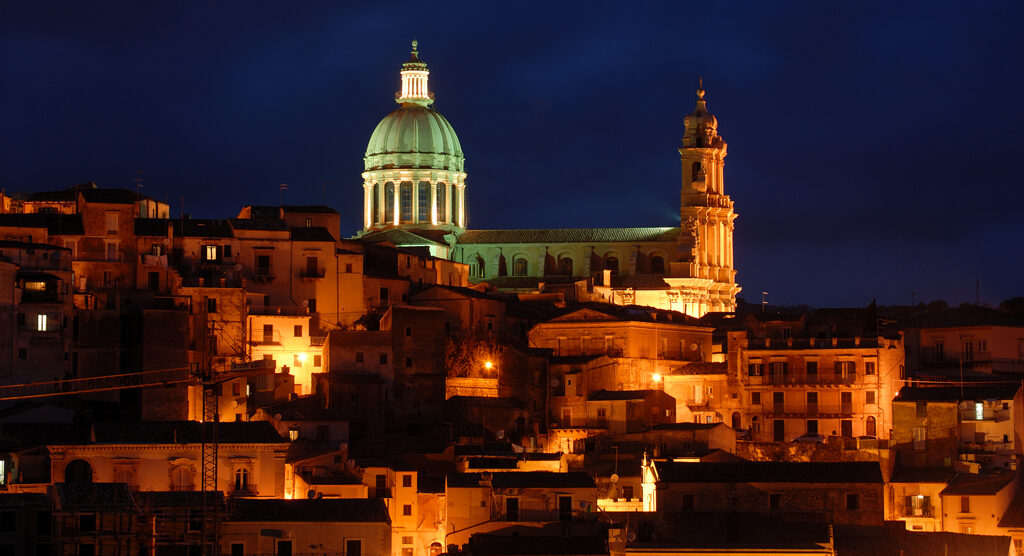 Phantom65 - flickr Duomo di San Giorgio di notte (Ragusa Ibla)