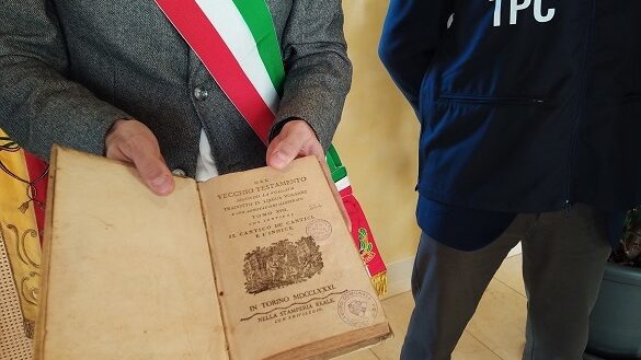 Meda il sindaco Santambrogio mostra il libro ritrovato