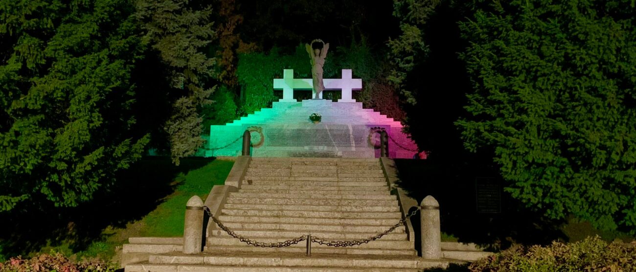 Meda monumento illuminato col tricolore