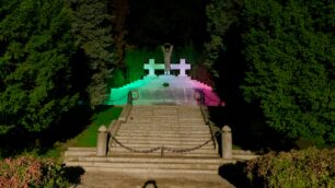 Meda monumento illuminato col tricolore