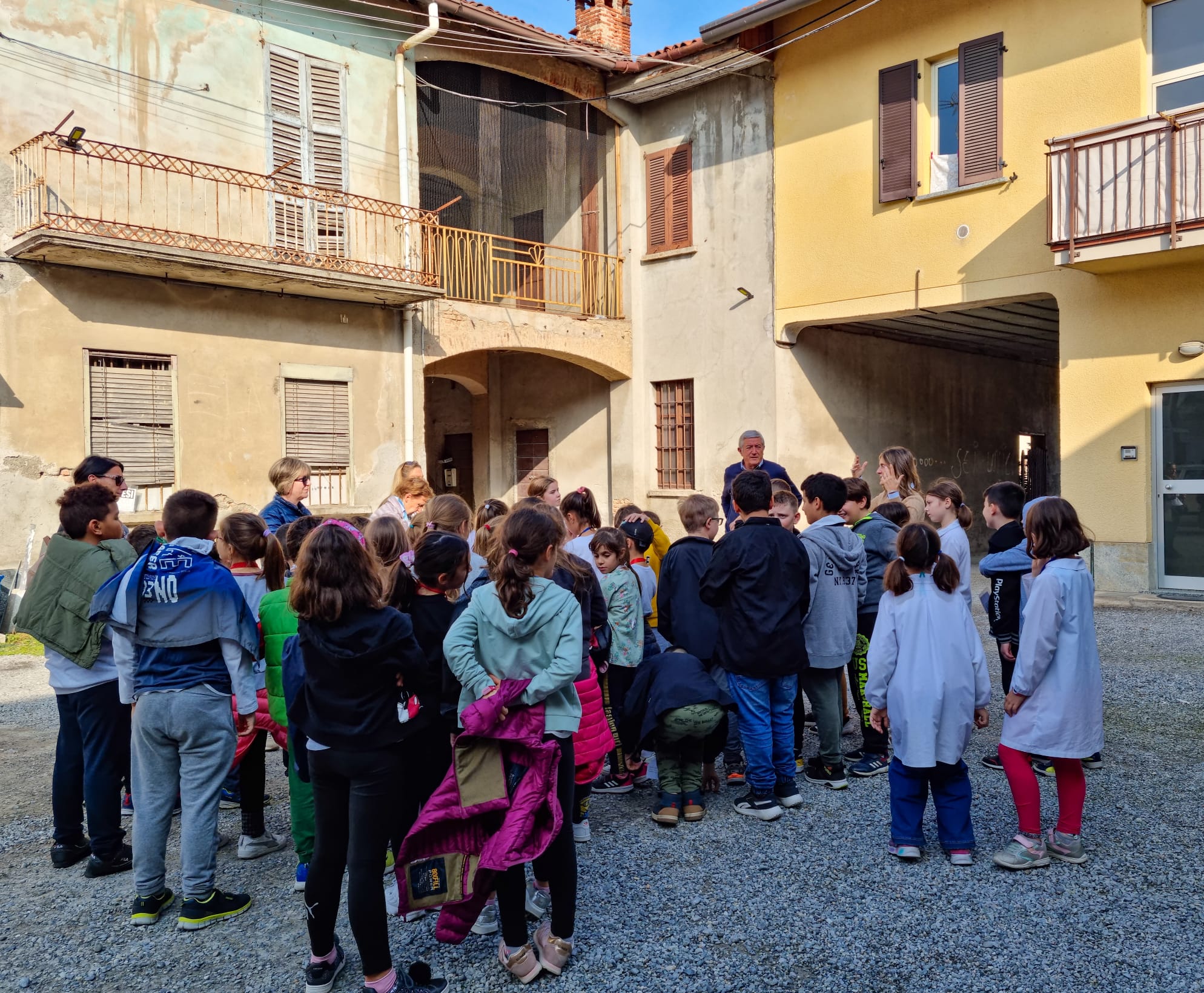 Giussano progetto Scuola primaria corti storia