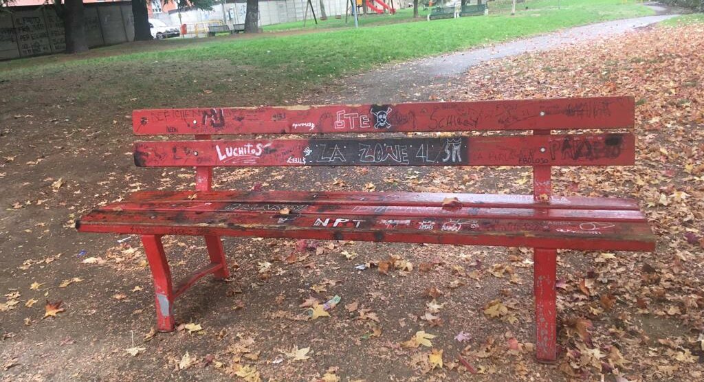 Lissone panchina rossa vandalizzata