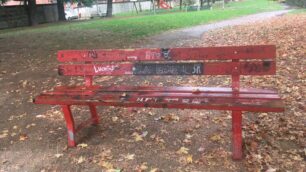 Lissone panchina rossa vandalizzata