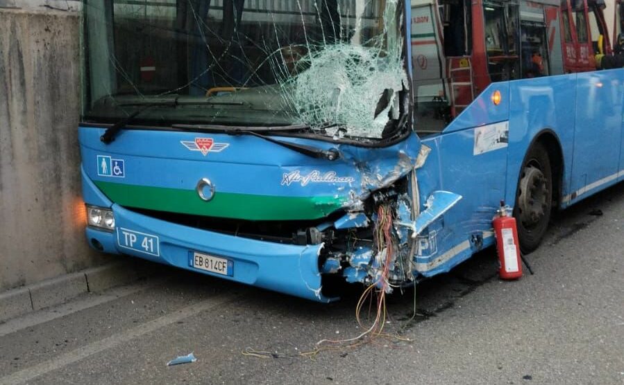 Ceriano Laghetto incidente autobus auto