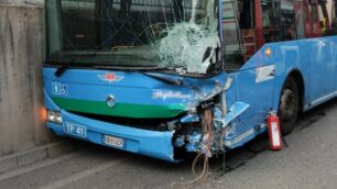 Ceriano Laghetto incidente autobus auto