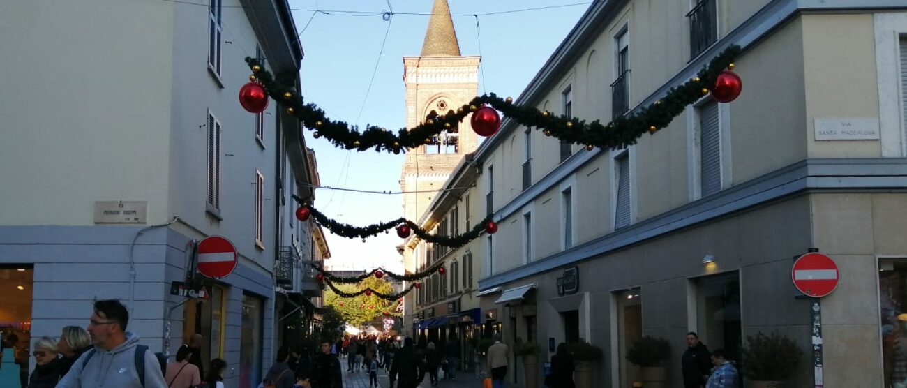 Natale 2022: decorazioni a Monza inizio novembre - Via Italia