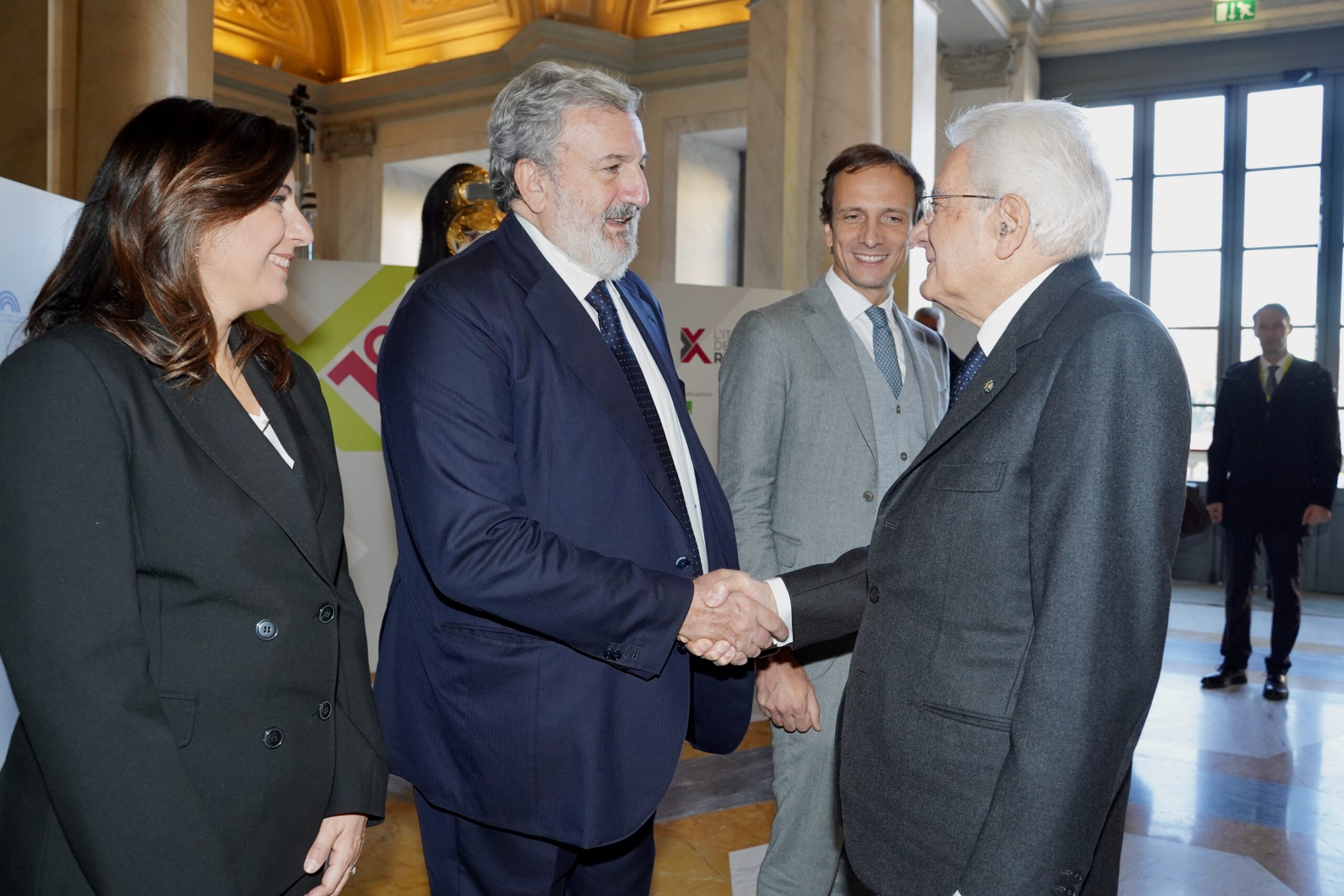 Il Presidente della Repubblica Sergio Mattarella, all’arrivo alla Villa Reale di Monza, con il presidente e il vice-presidente della Conferenza delle Regioni, rispettivamente Massimiliano Fedriga e Michele Emiliano e la segretario generale della Conferenza delle Regioni e delle Province autonome, Alessia Grillo.