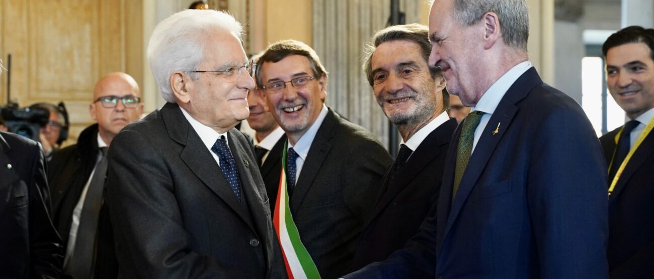Foto 2. Il Presidente della Repubblica, Sergio Mattarella, stringe la mano al Ministro Roberto Calderoli, con il presidente di Regione Lombardia, Attilio Fontana.