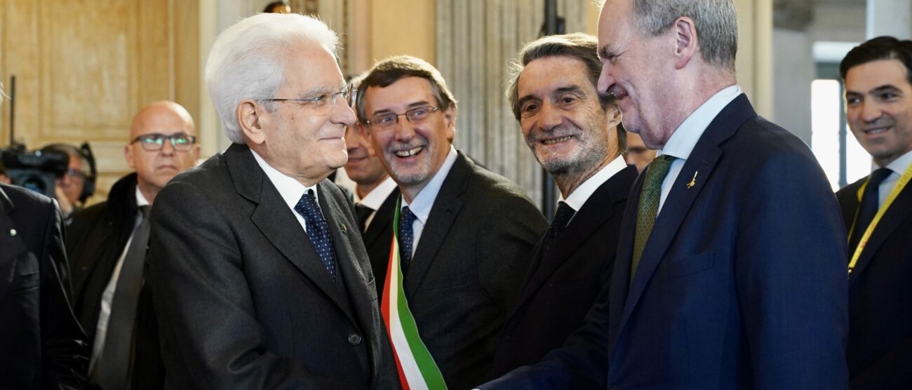 Foto 2. Il Presidente della Repubblica, Sergio Mattarella, stringe la mano al Ministro Roberto Calderoli, con il presidente di Regione Lombardia, Attilio Fontana.