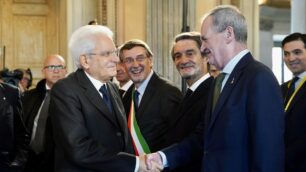 Foto 2. Il Presidente della Repubblica, Sergio Mattarella, stringe la mano al Ministro Roberto Calderoli, con il presidente di Regione Lombardia, Attilio Fontana.