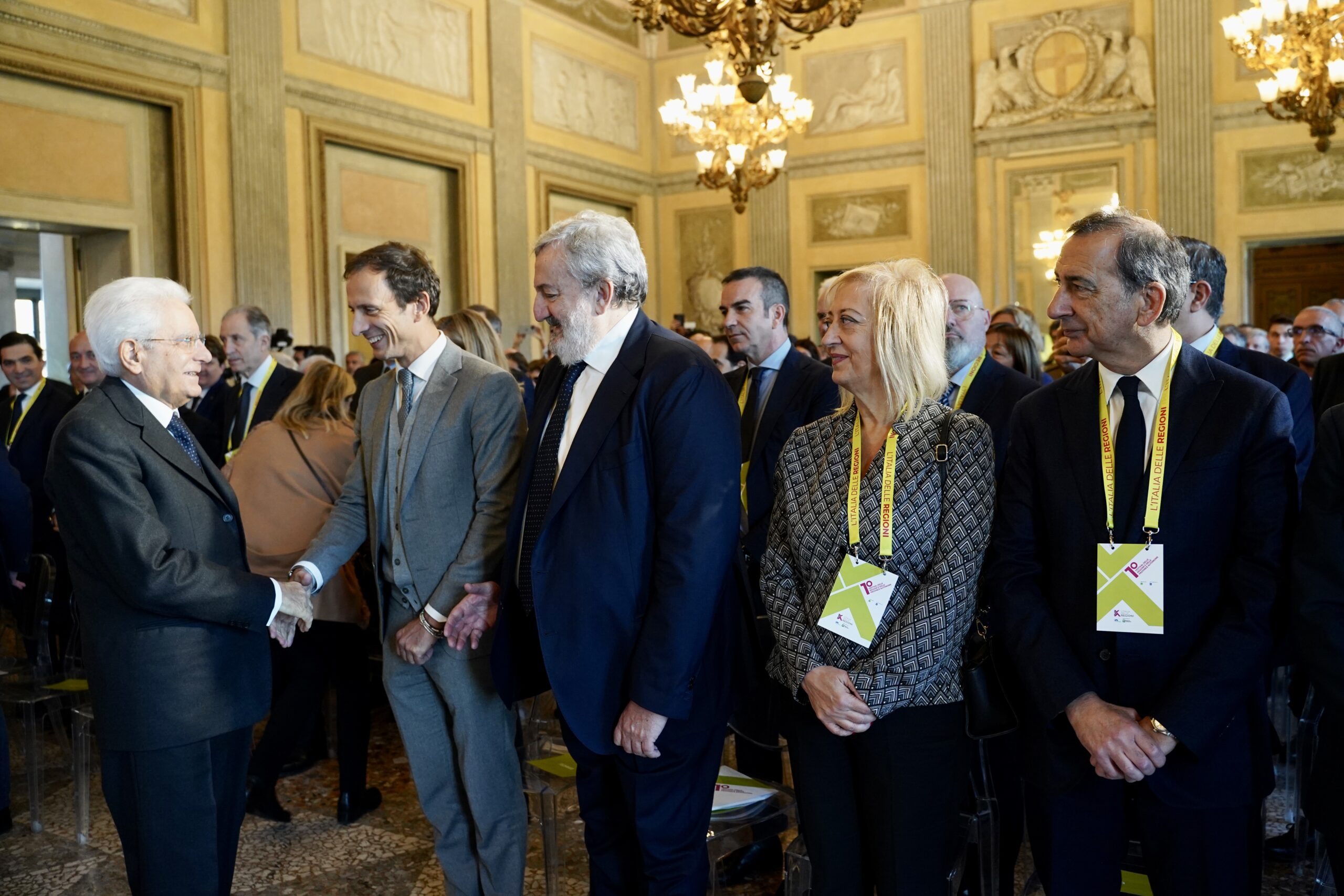 Foto 3. Il Presidente della Repubblica entra nella Sala delle Feste della Villa Reale di Monza, dove si terrà la cerimonia della firma dell’intesa per il riconoscimento delle Conferenza delle Regioni e delle Province autonome quale Organismo comune delle Regioni e delle Province autonome.