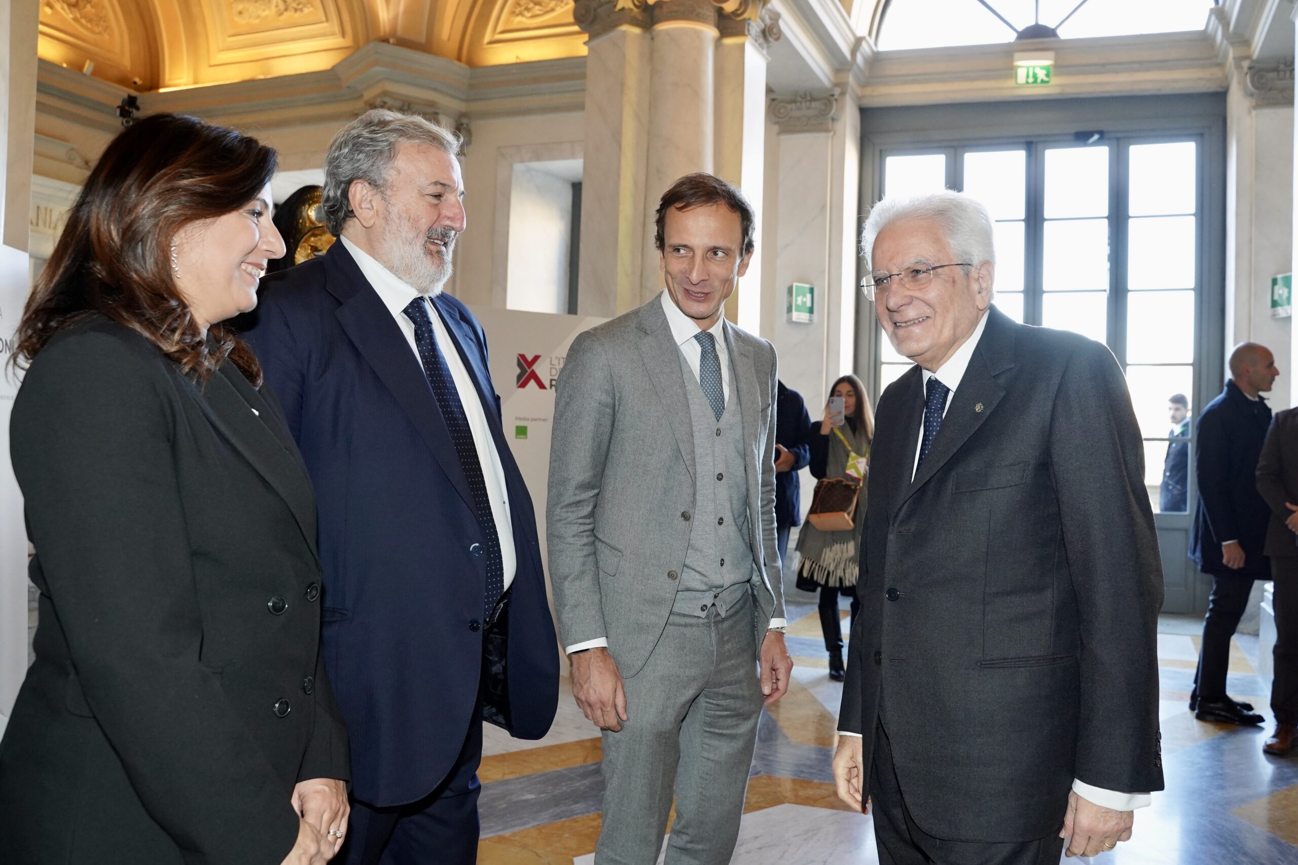 Il Presidente della Repubblica Sergio Mattarella, all’arrivo alla Villa Reale di Monza, con il presidente e il vice-presidente della Conferenza delle Regioni, rispettivamente Massimiliano Fedriga e Michele Emiliano e la segretario generale della Conferenza delle Regioni e delle Province autonome, Alessia Grillo.