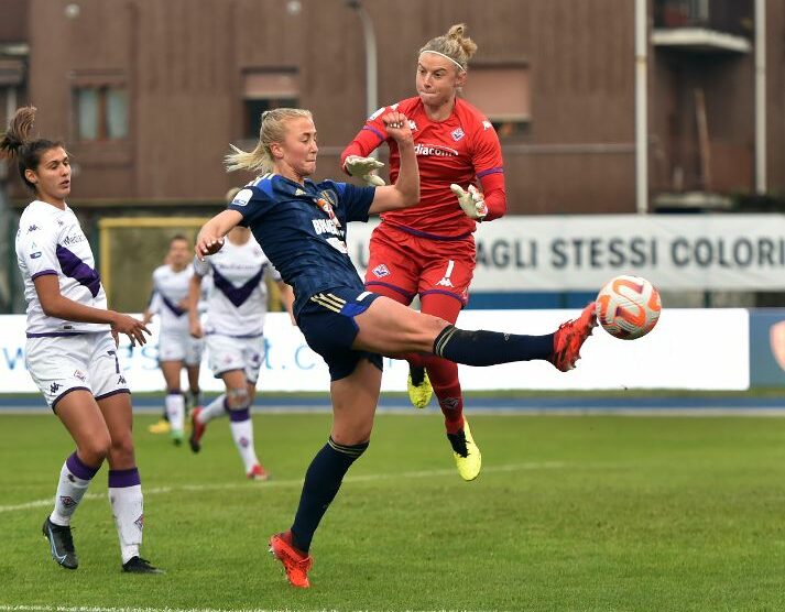 Calcio Como una fase del match Como Woman Fiorentina