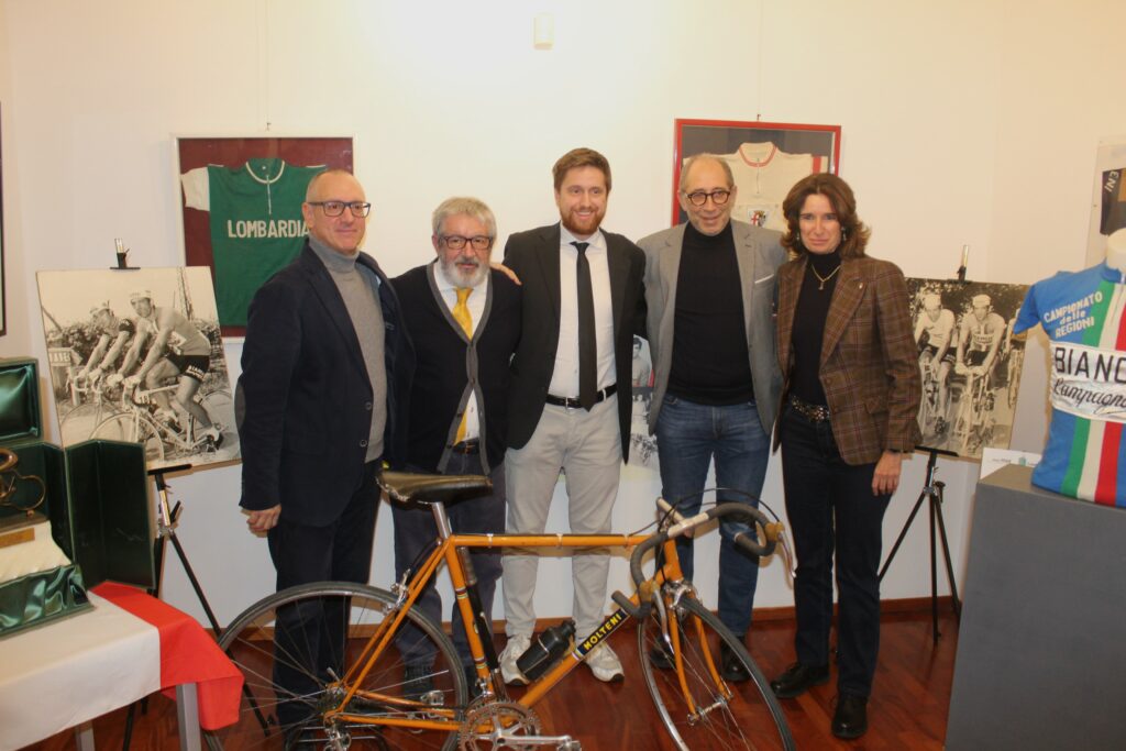 La rassegna, ospitata dalla galleria Mariani di via Cavour, accoglie anche approfondimenti dedicati ai professionisti Serafino e Giacinto Santambrogio