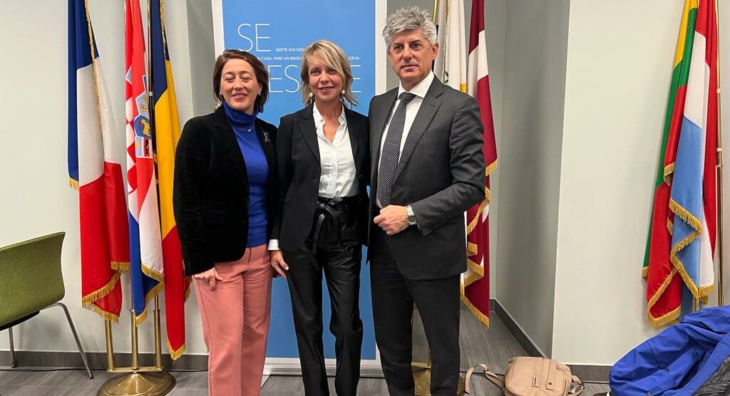 La presidente Aeb Loredana Bracchitta tra Marta Lucca, gm Snam Foundation, e Marco Patuano