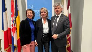 La presidente Aeb Loredana Bracchitta tra Marta Lucca, gm Snam Foundation, e Marco Patuano