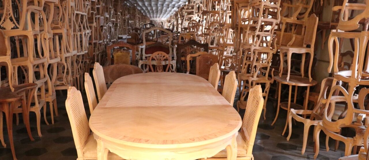 Meda cugini Lanzani le oltre 3mila sedie e tavoli