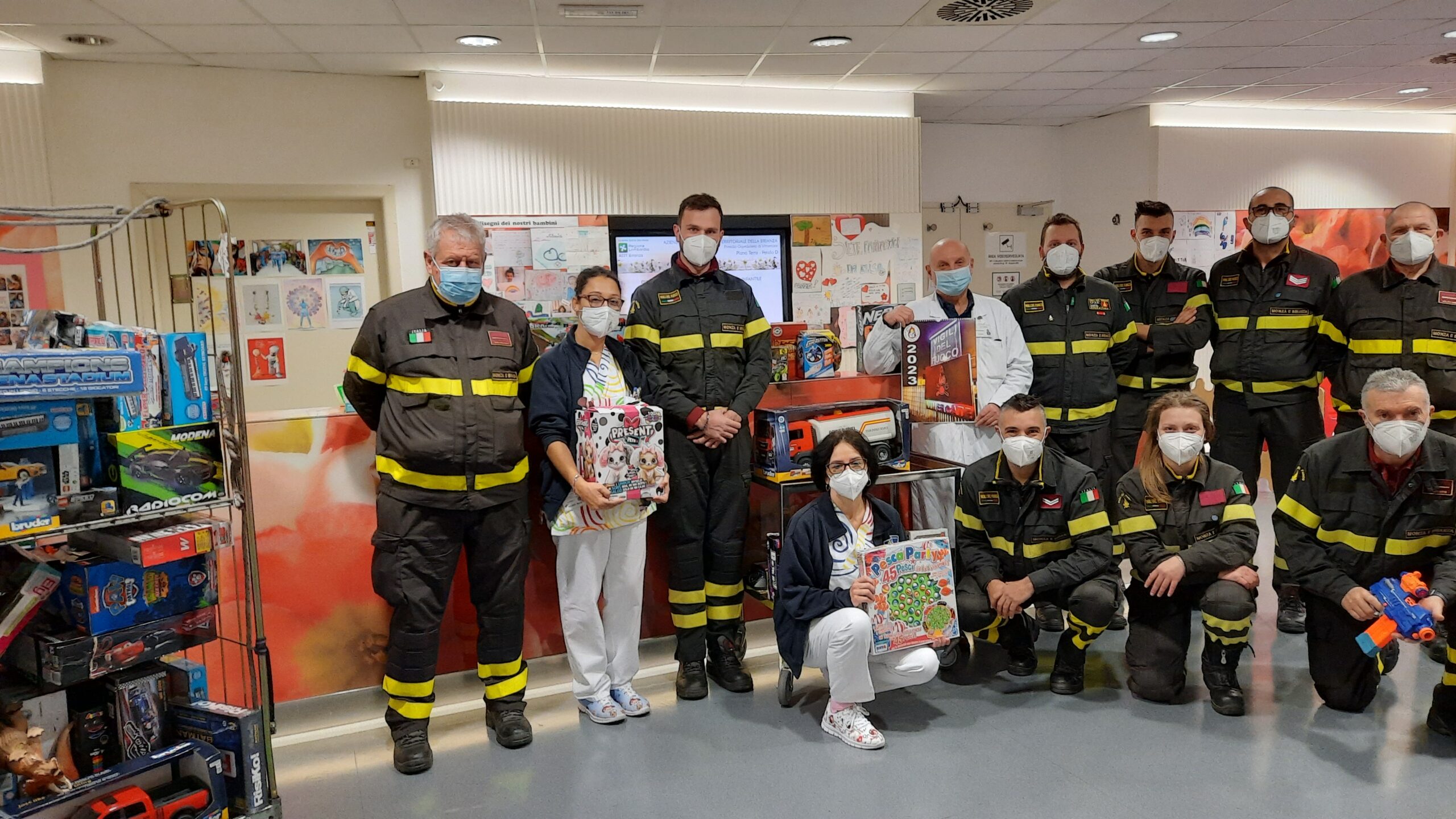 Vigili del fuoco regali bambini ospedale Vimercate