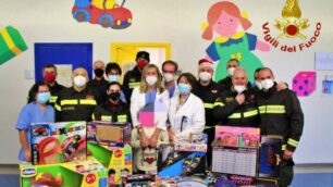 Vigili del fuoco regali bambini in ospedale