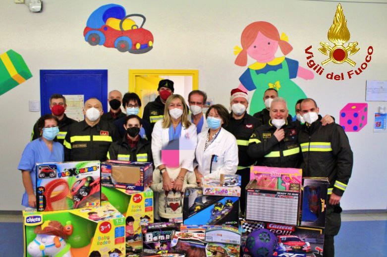 Vigili del fuoco regali bambini in ospedale