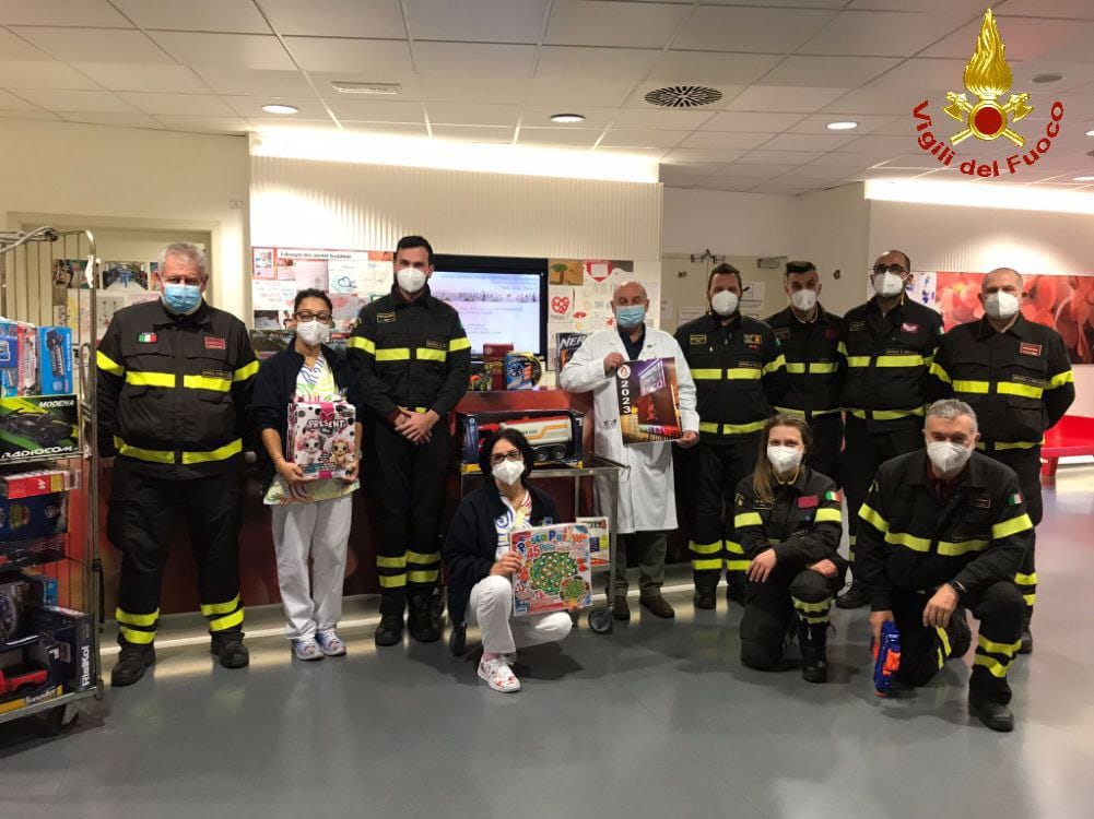 Vigili del fuoco regali bambini in ospedale