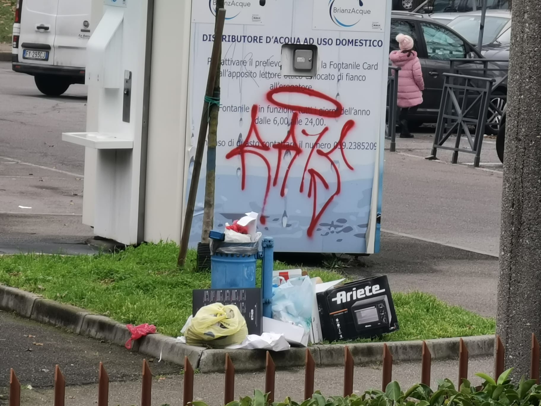 Monza rifiuti via della Birona Natale