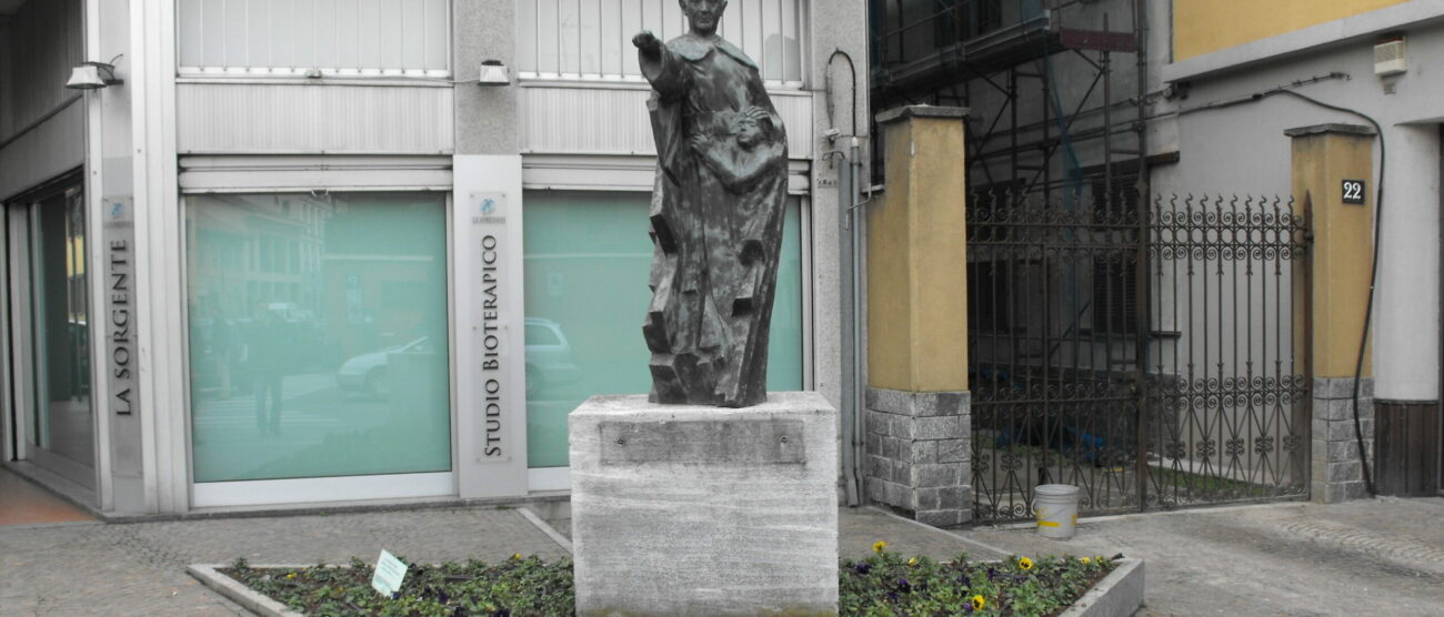 Bovisio Masciago - statua padre Luigi Monti
