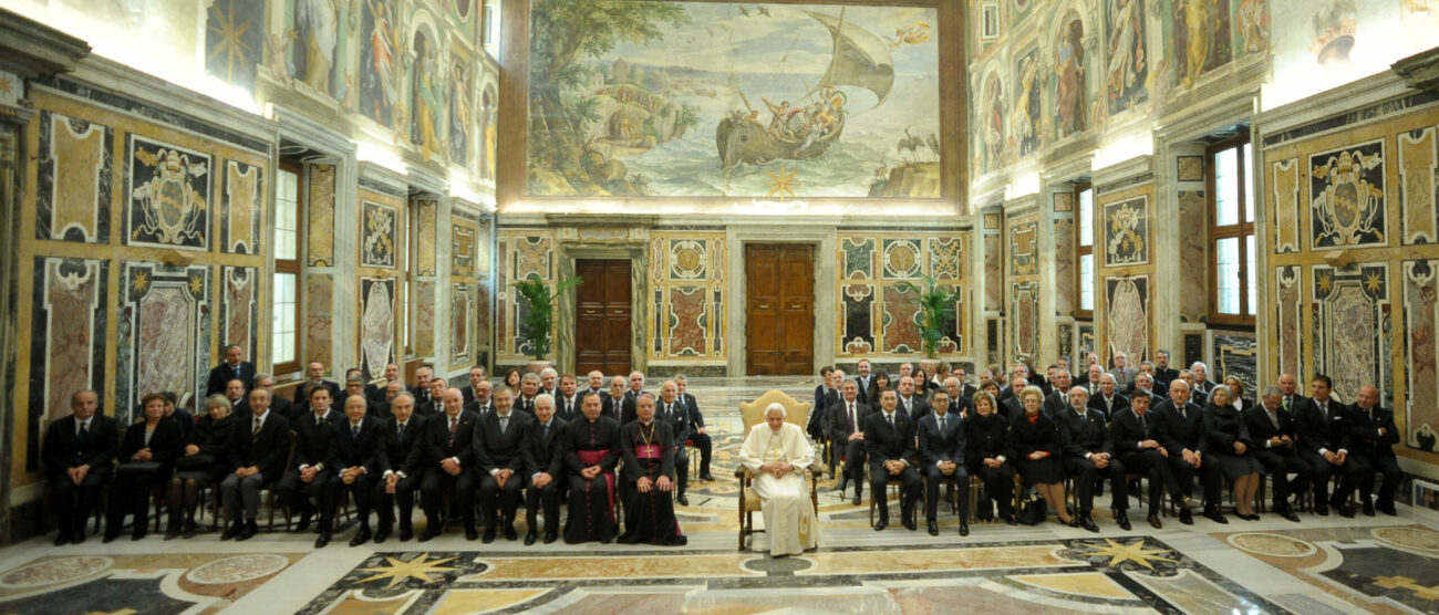 Benedetto XVI nel 2011 con la delegazione delle Bcc
