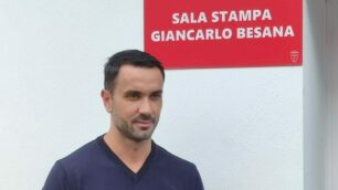 Mister Palladino davanti alla sala stampa dedicata a Giancarlo Besana