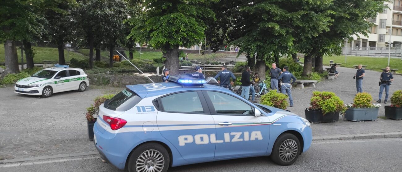 I controlli della Polizia nella zona della stazione di Monza