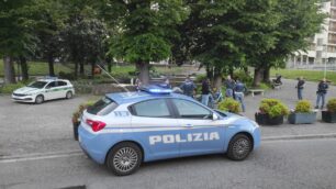 I controlli della Polizia nella zona della stazione di Monza
