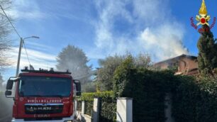 Incendio Usmate Velate vigili del fuoco