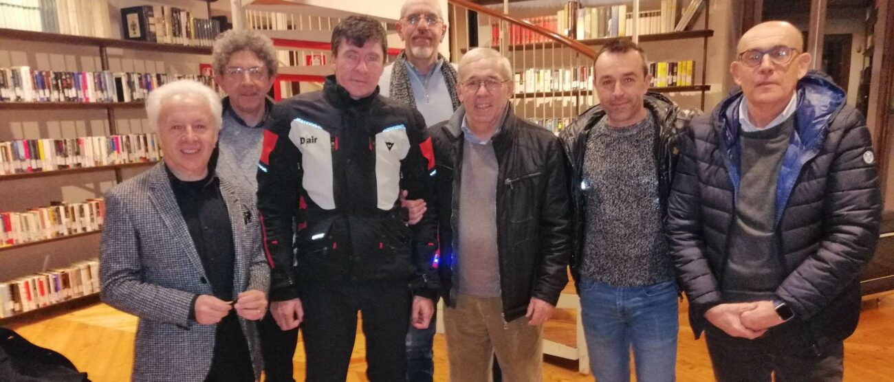 Gianni Bugno con Aurelio Tagliabue e alcuni del cicloamatori presenti in villa Brivio a Nova Milanese