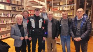 Gianni Bugno con Aurelio Tagliabue e alcuni del cicloamatori presenti in villa Brivio a Nova Milanese