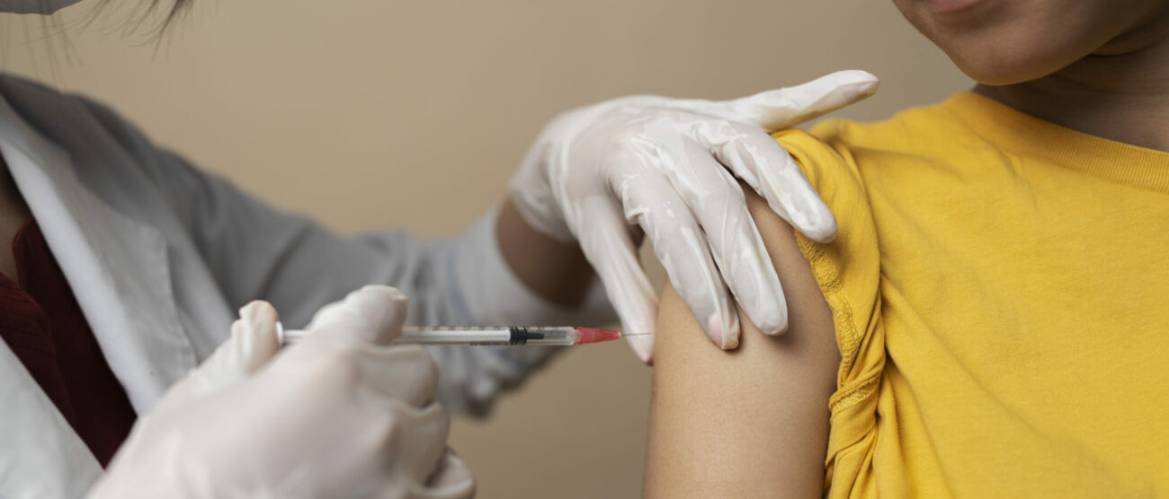 Vaccinazione giovane donna - Image by Freepik