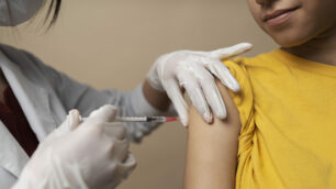 Vaccinazione giovane donna - Image by Freepik