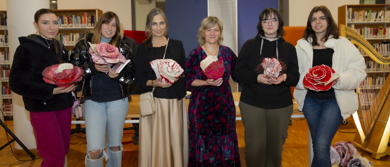 Elisabetta Motta con le professoressa Cinzia Soverchia e le alunne del Liceo Modigliani