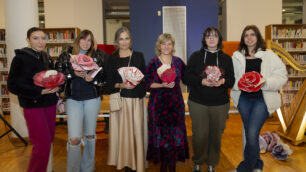 Elisabetta Motta con le professoressa Cinzia Soverchia e le alunne del Liceo Modigliani