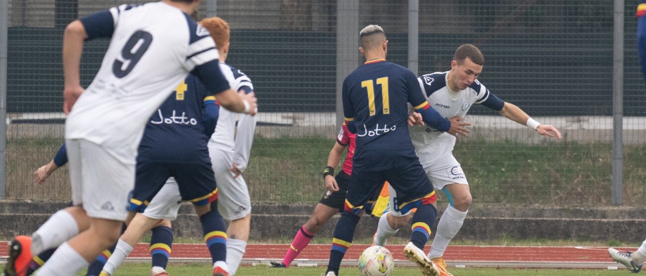 Folgore Caratese azione offensiva