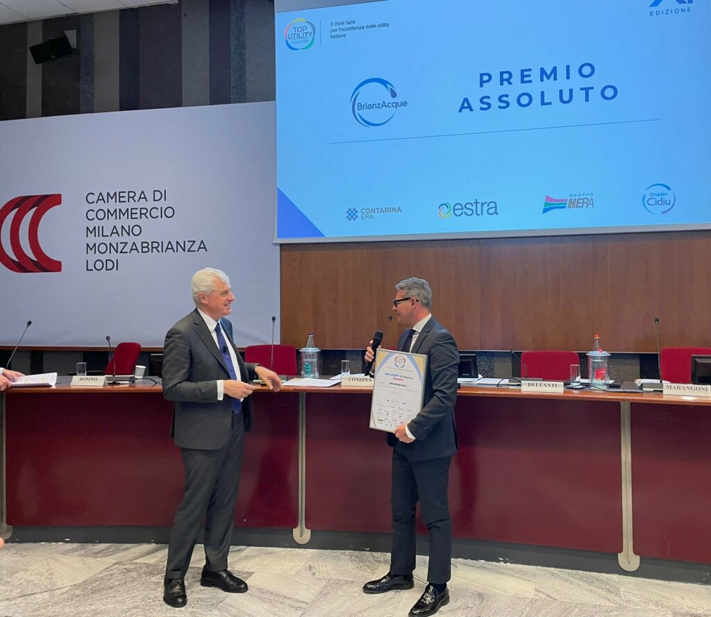 Il presidente e ad di BrianzAcque Enrico Boerci, riceve il premio dal ceo di Althesys, Alessandro Marangoni