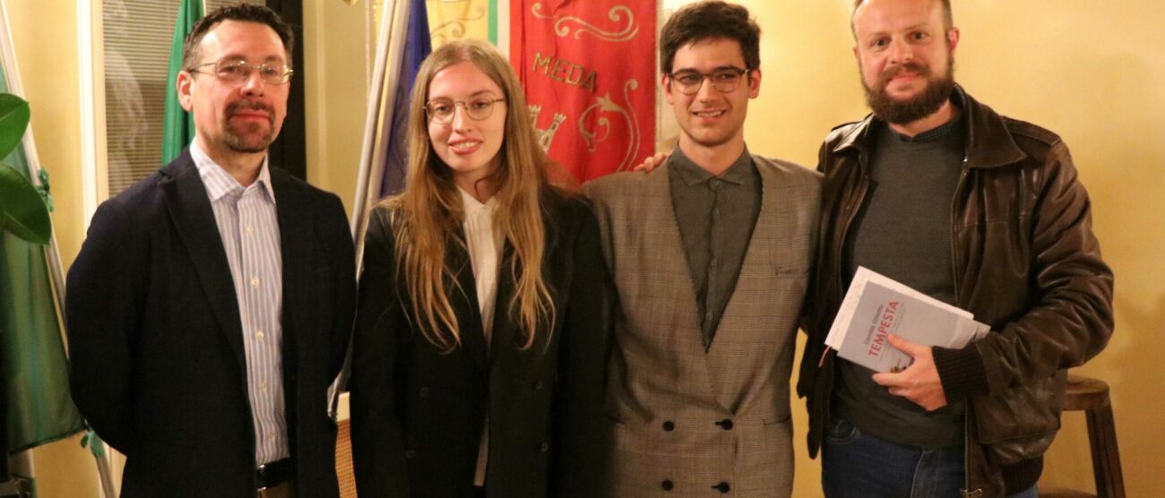 Meda libro Tempesta: assessore Fabio Mariani, Camilla Ghiotto, Giacomo Mazzariol e Antonio Oleari