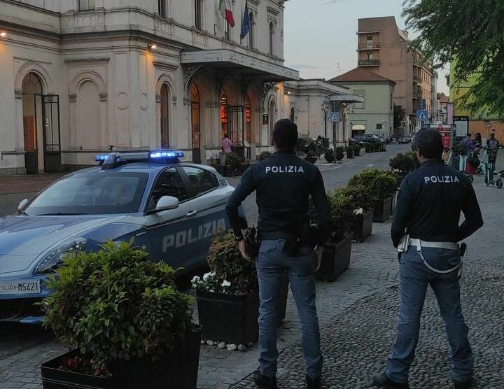 Agenti di polizia in stazione a Monza