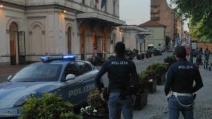 Agenti di polizia in stazione a Monza