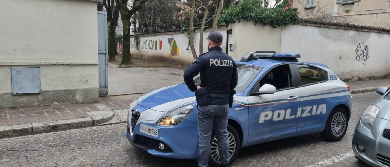 Agenti di polizia davanti al Cas di Monza