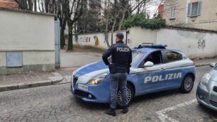 Agenti di polizia davanti al Cas di Monza