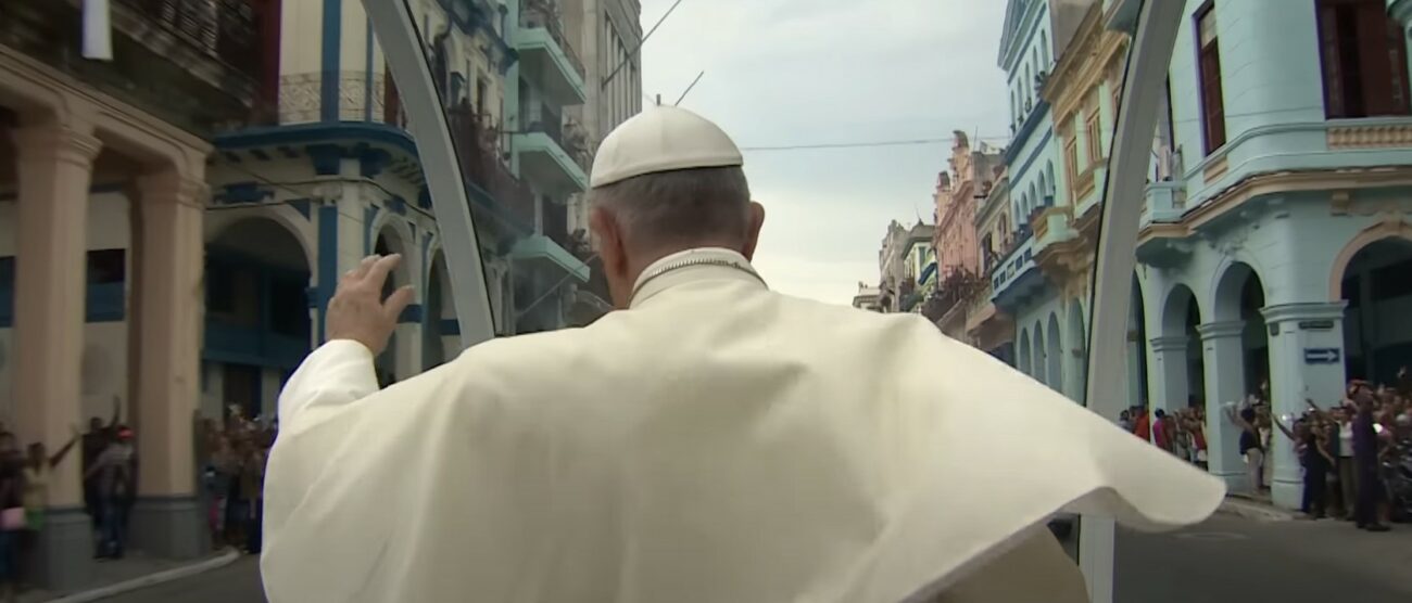Papa Francesco in un frame del film In Viaggio