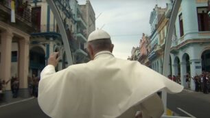 Papa Francesco in un frame del film In Viaggio