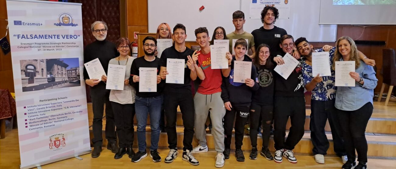 Gruppo studenti e docenti Leonardo da Vinci con diplomi